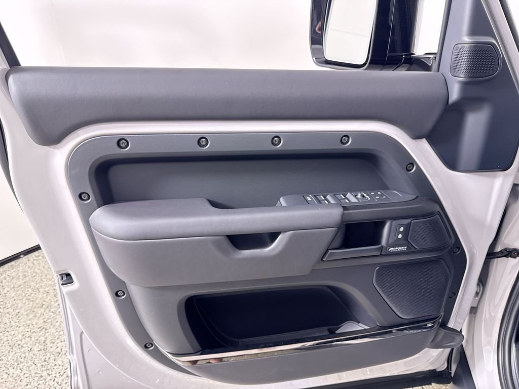 2026 Land Rover Defender OCTA - Photo 13