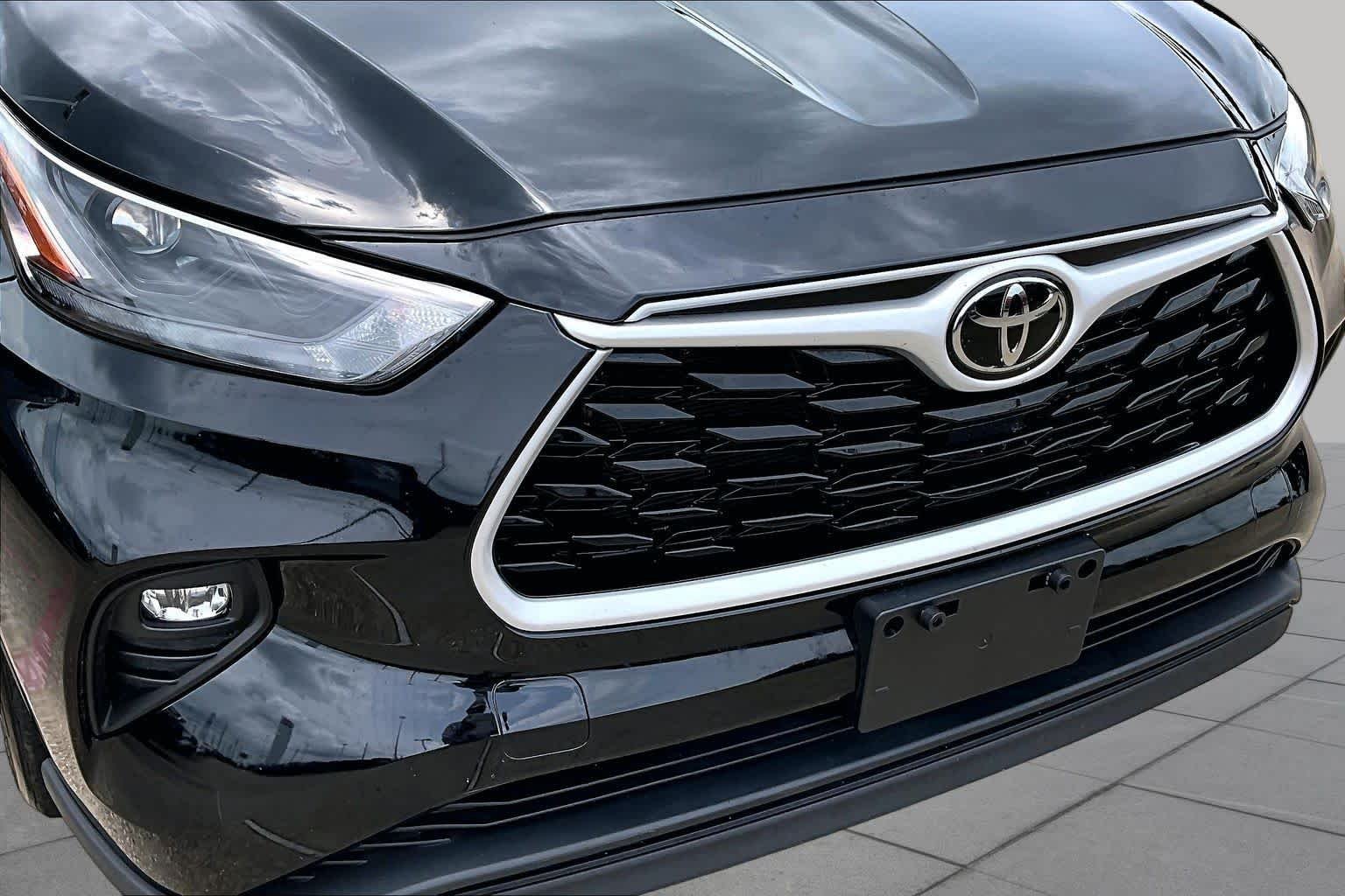 Used 2025 Midnight Black Metallic Toyota XLE image 30
