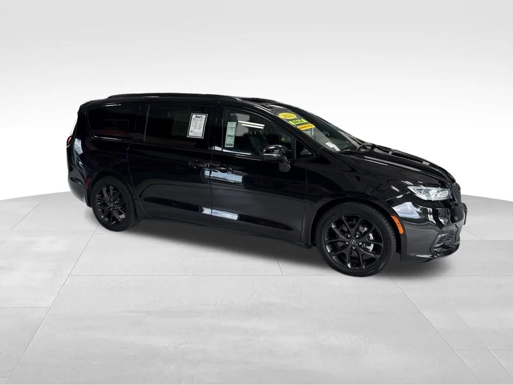 Used 2025 Black Chrysler Limited image 7