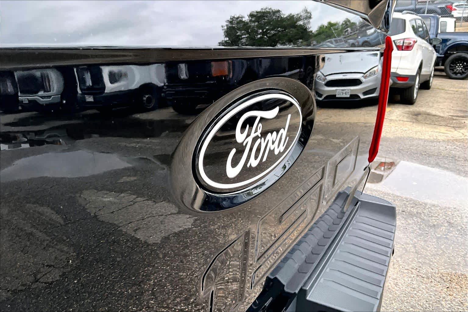 Used 2025 Agate Black Metallic Ford XLT image 31