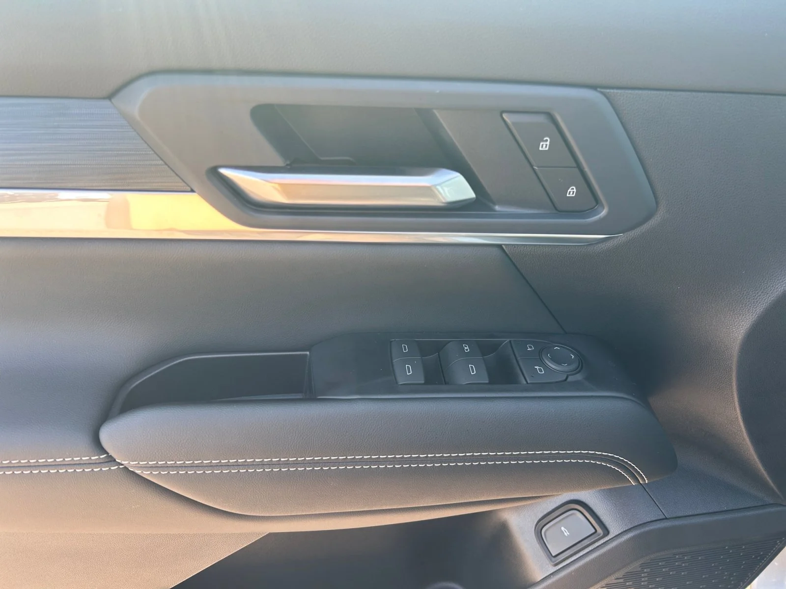New 2027 Sterling Metallic GMC AWD Elevation image 16