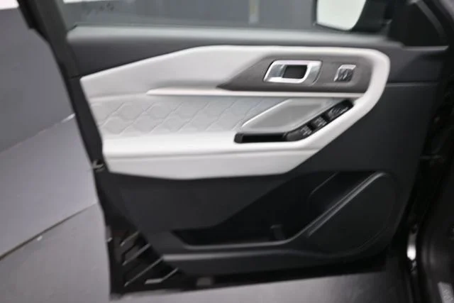 Used 2025 Black Metallic Ford Platinum image 21