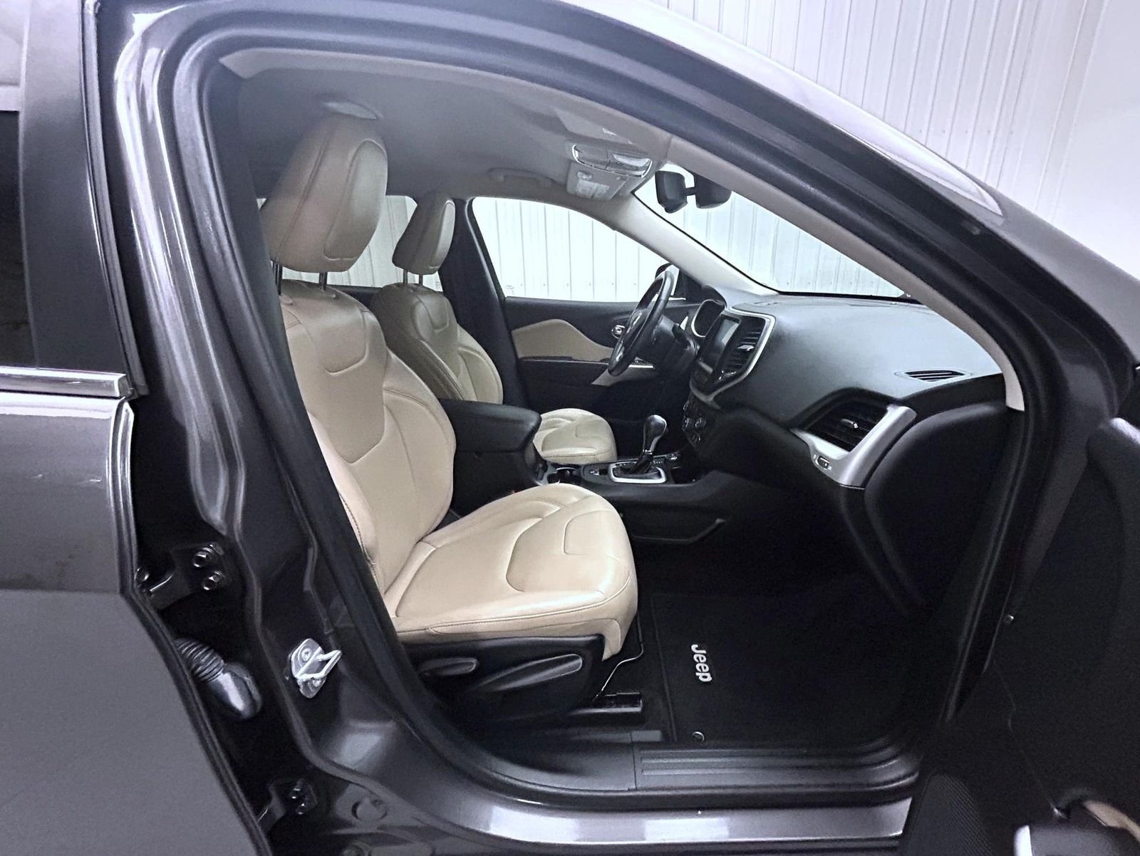 Used 2018 Gray Jeep Limited image 15