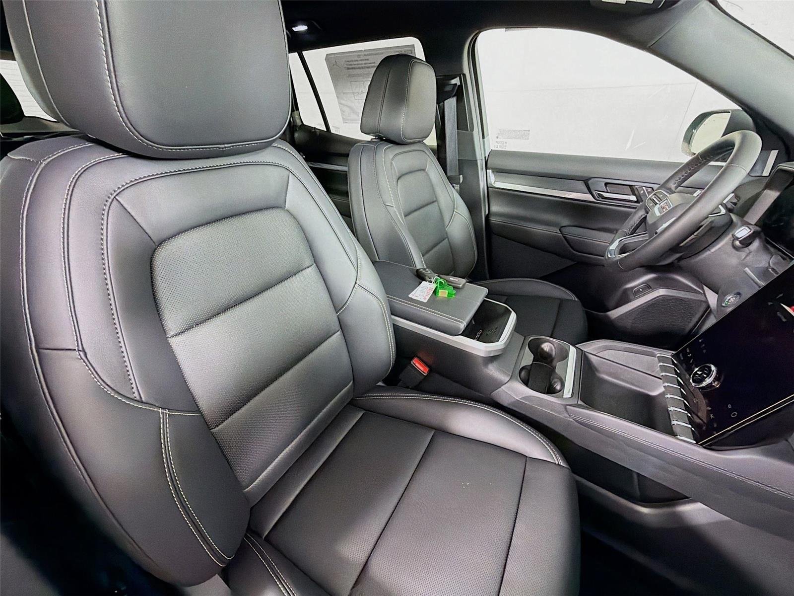 New 2027 Sterling Metallic GMC AWD Elevation image 31
