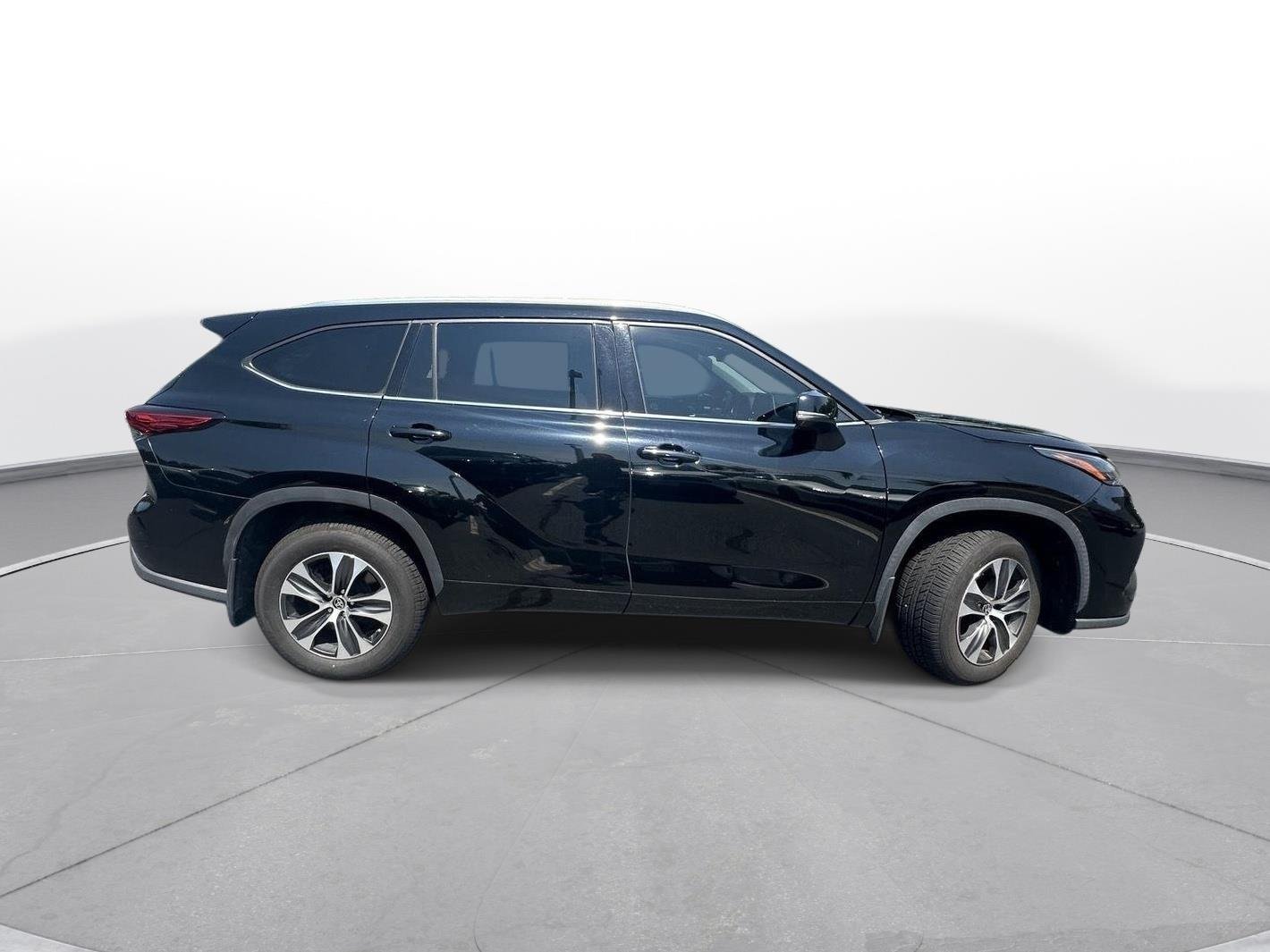 Used 2021 Midnight Black Metallic Toyota XLE image 6