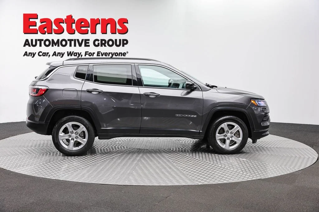 Used 2024  Jeep Latitude image 4