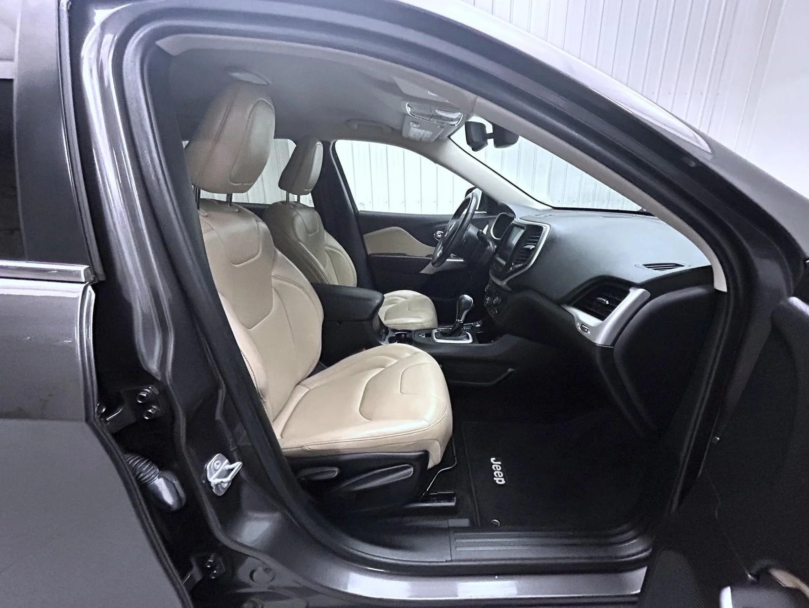 Used 2018 Gray Jeep Limited image 15
