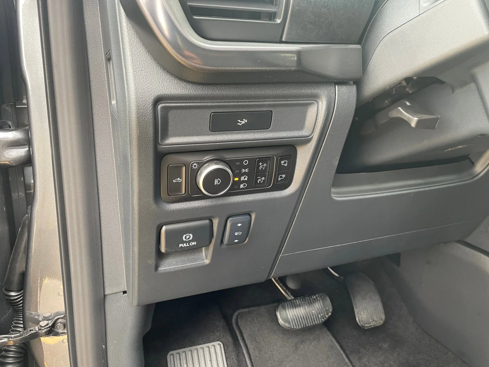 New 2026 Carbonized Grey Metallic Ford Tremor image 16