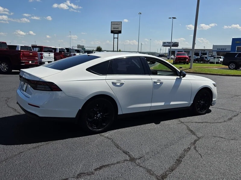 Used 2025 Platinum White Pearl Honda SE image 13