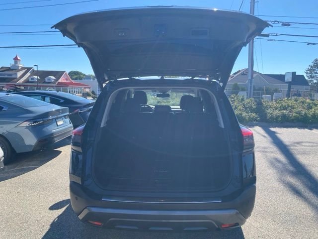 Used 2023 Super Black Nissan SL image 5