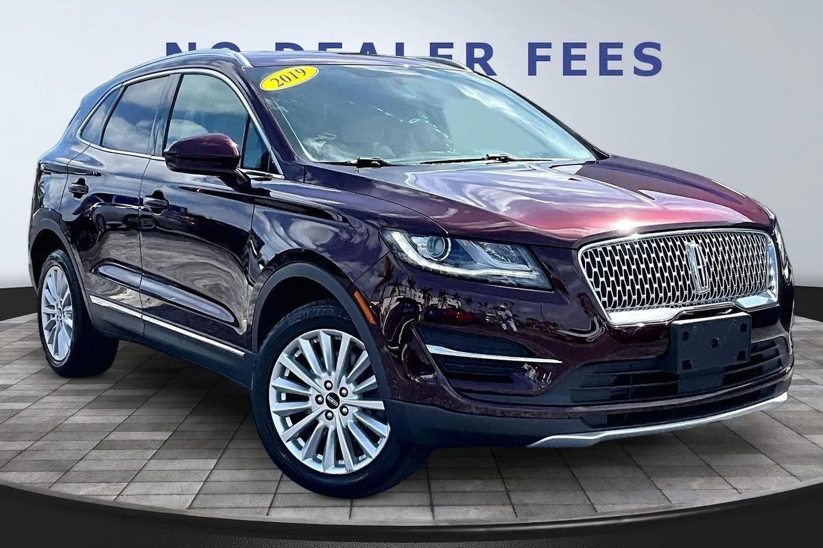 Used 2019 Red Lincoln Standard image 3