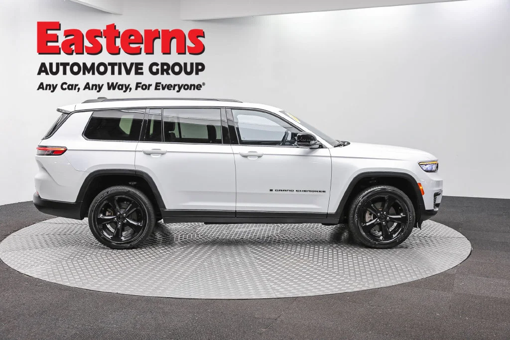 Used 2023 White Jeep Altitude image 4