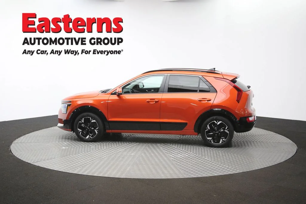 Used 2023 Red Kia Wind image 59