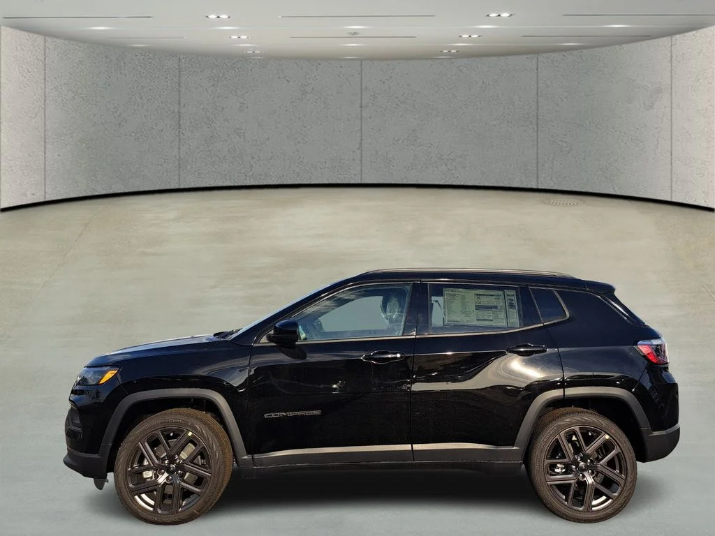 New 2026 Diamond Black Crystal Pearl-Coat Exterior Paint Jeep Latitude image 7