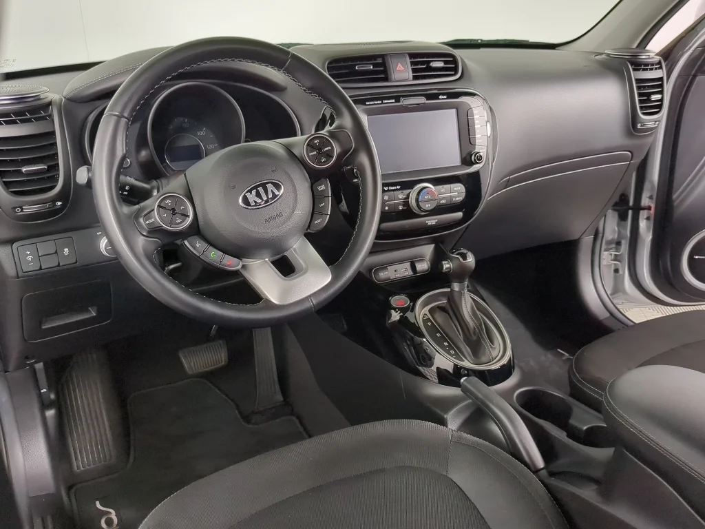Used 2018 Silver Kia + image 12