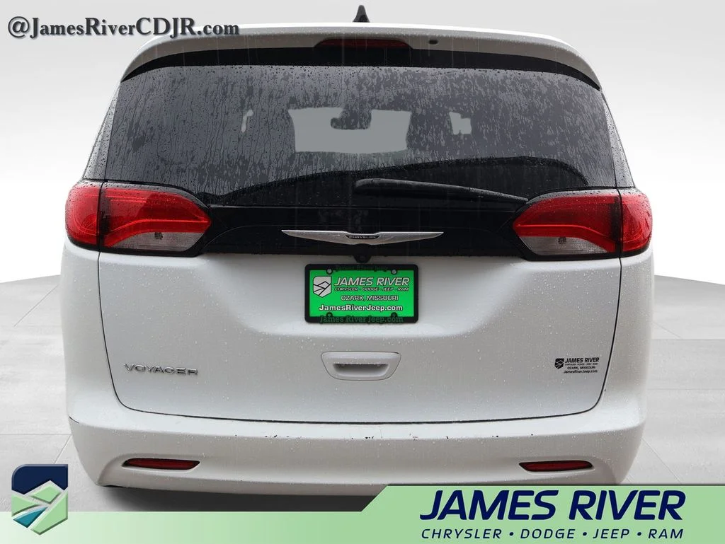 Used 2023 White Chrysler LX image 4