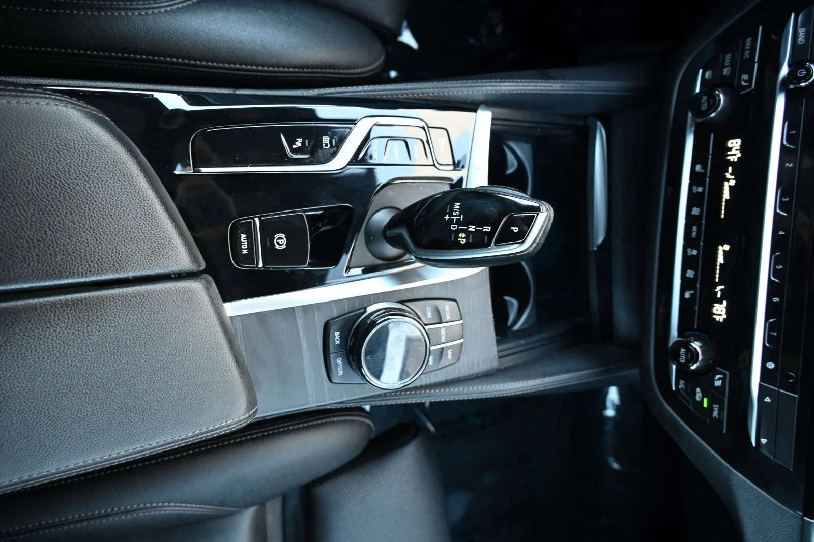Used 2022 Black Sapphire Metallic BMW 530e iPerformance image 6