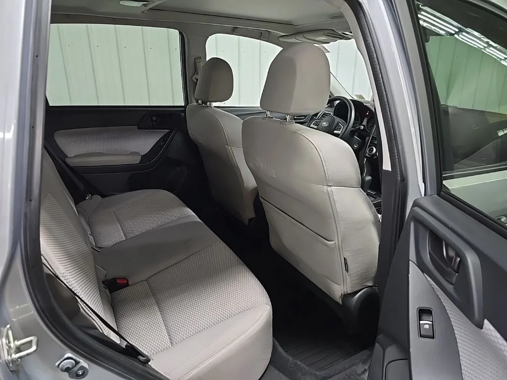 Used 2017 Ice Silver Metallic Subaru 2.5i Premium image 20