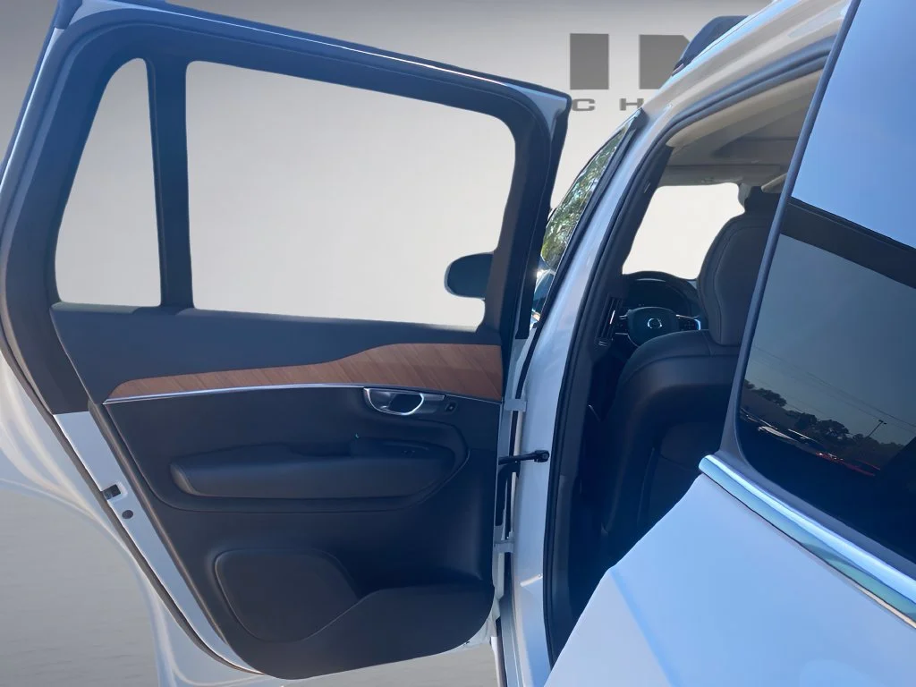 Used 2024  Volvo Plus Bright Theme image 19