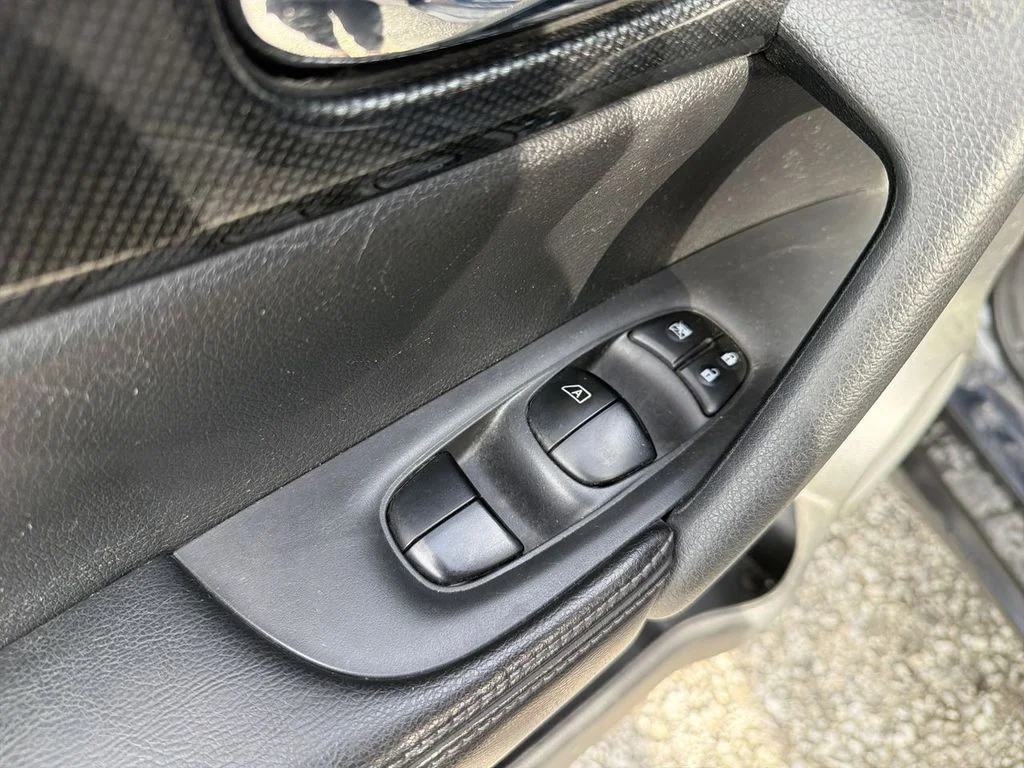 Used 2016 Blue Nissan SL image 21