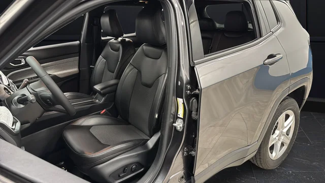 Used 2023 Crystal Metallic Jeep Latitude image 9