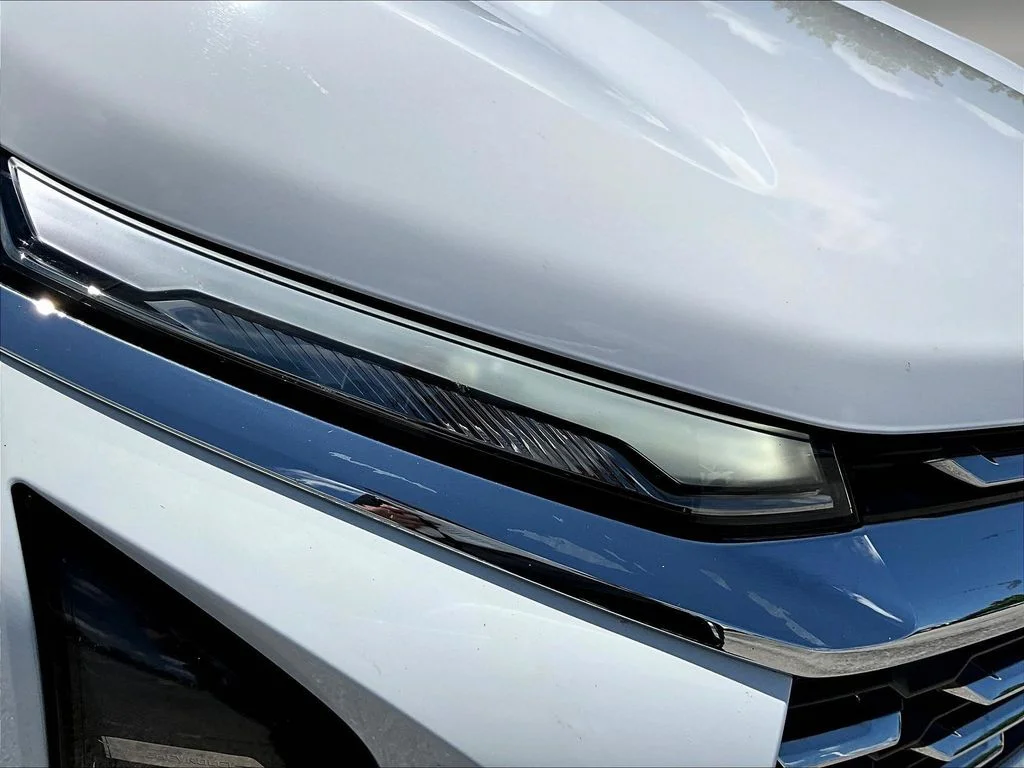 Used 2025 White Chevrolet LT image 34