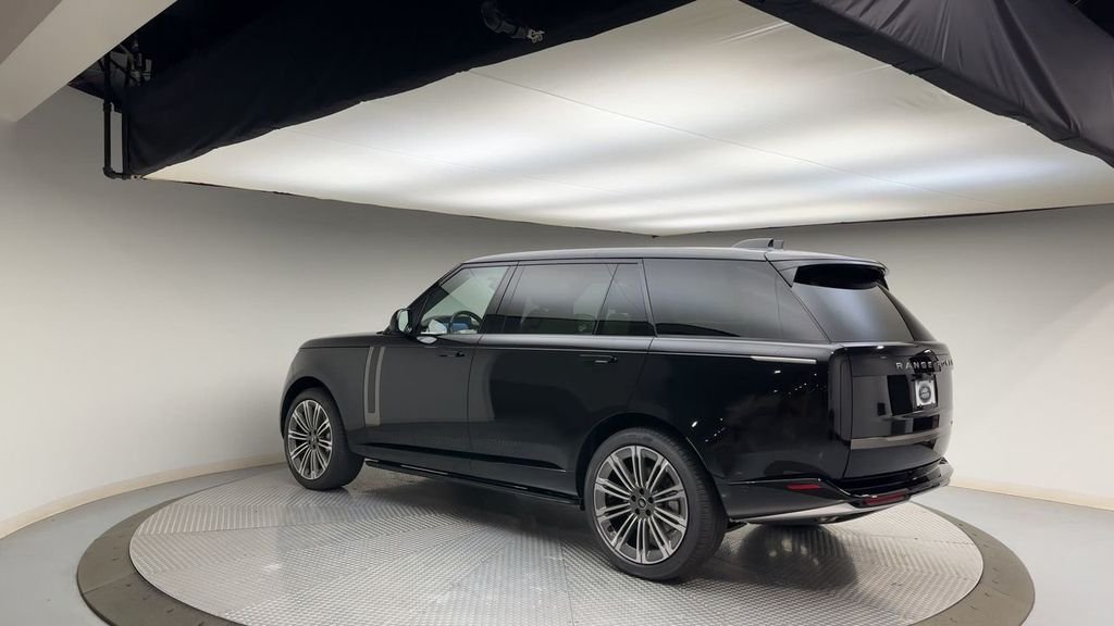 Used 2025  Land Rover SE image 6