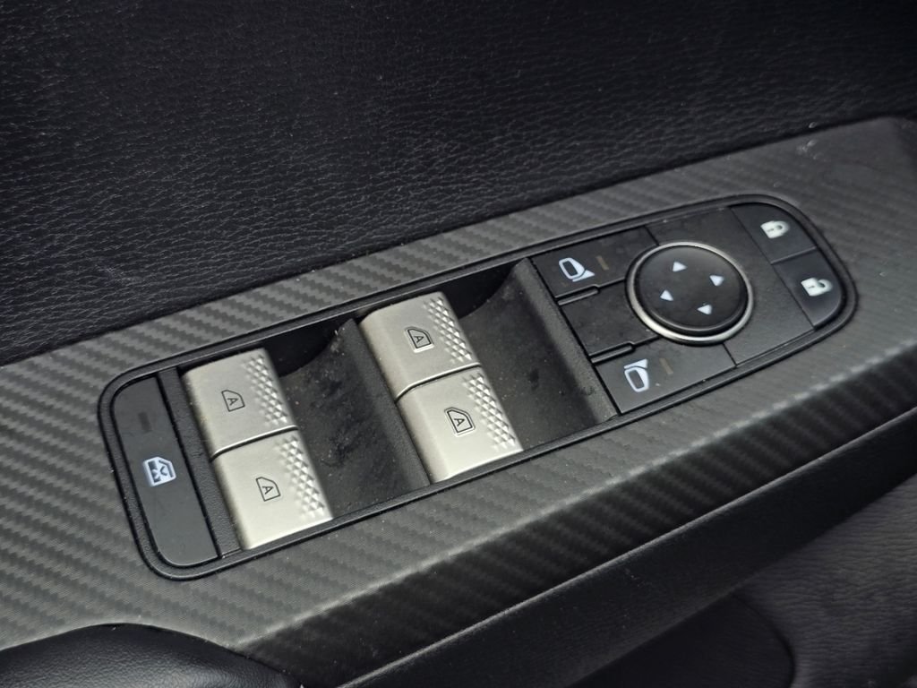 Used 2022 White Mitsubishi SE image 23