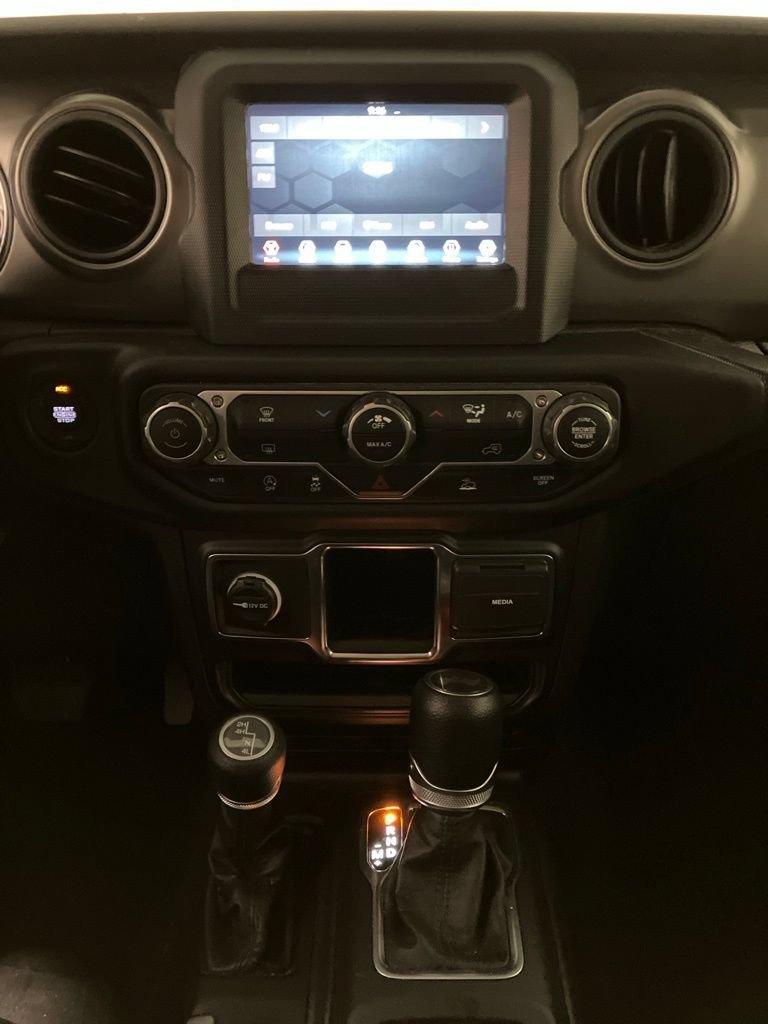 Used 2023 Earl Clearcoat Jeep Sport image 3