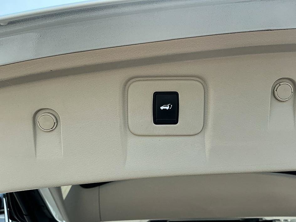 Used 2019 Pearl White Tricoat Nissan Platinum image 29