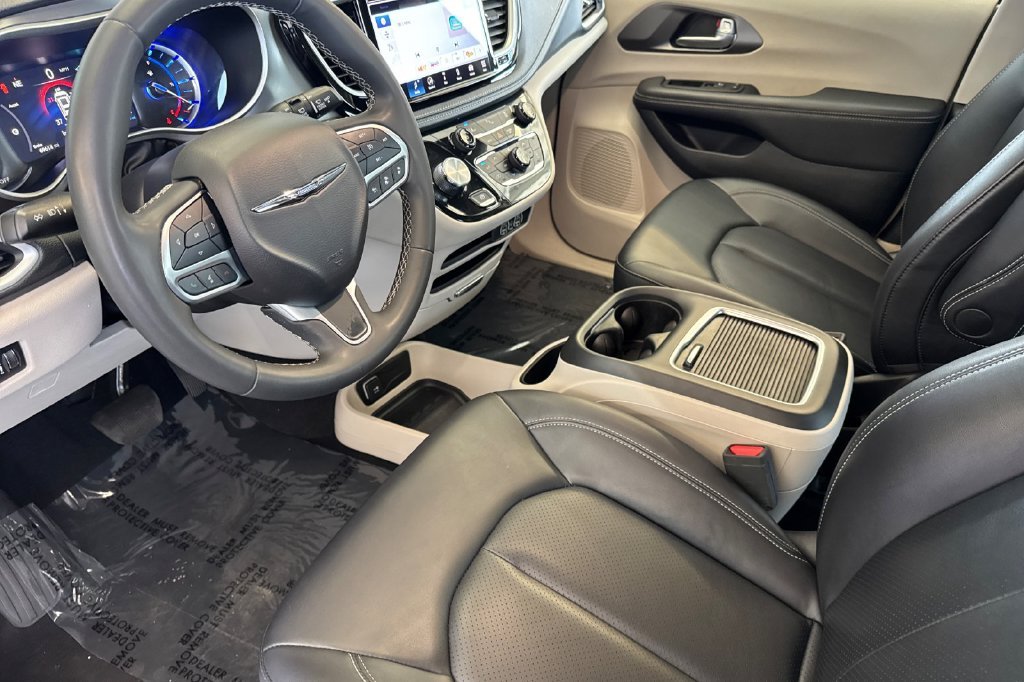 Used 2024 Bright White Clearcoat Chrysler Select image 10
