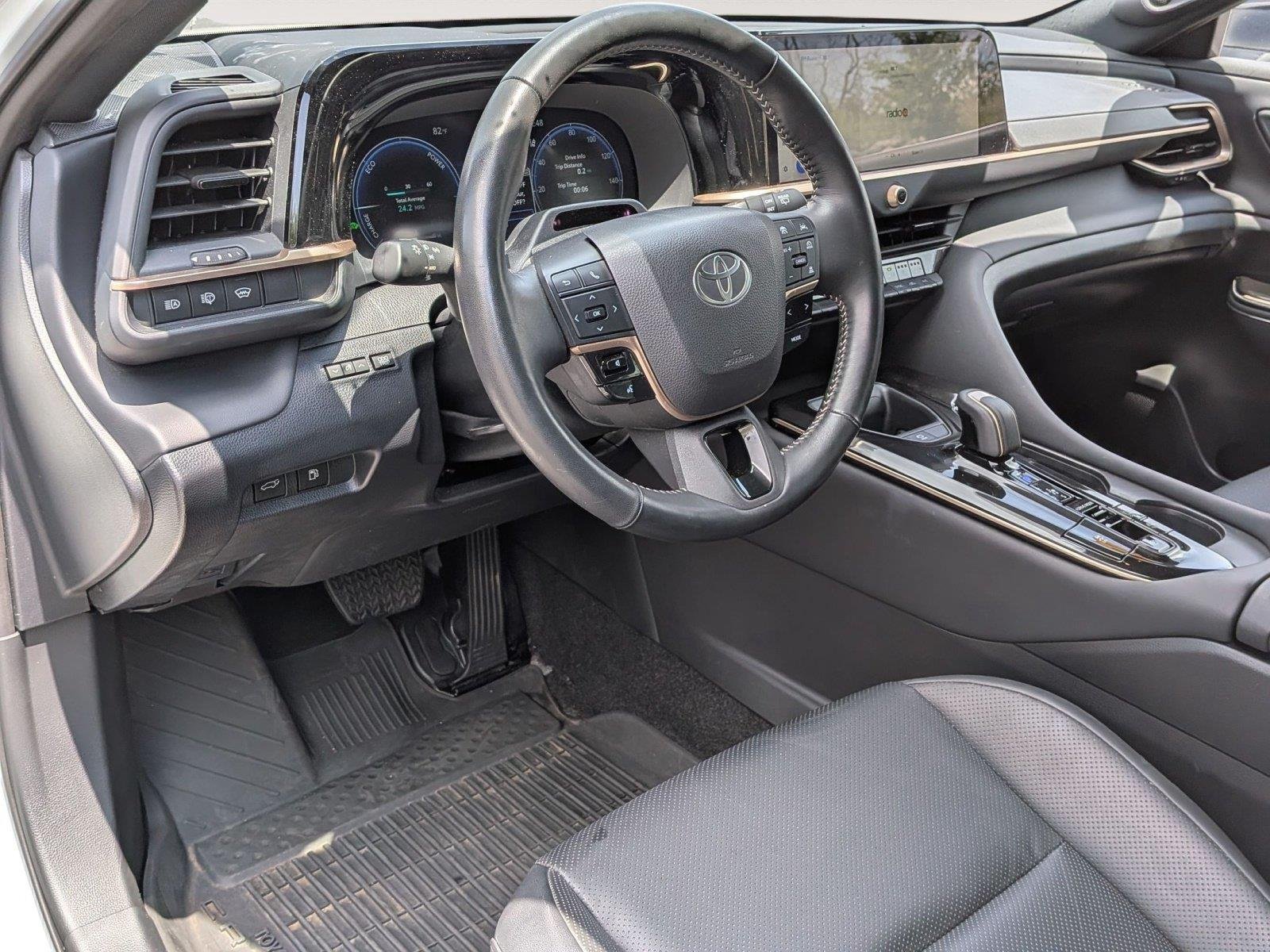 Used 2025 Oxygen White Toyota Limited image 10