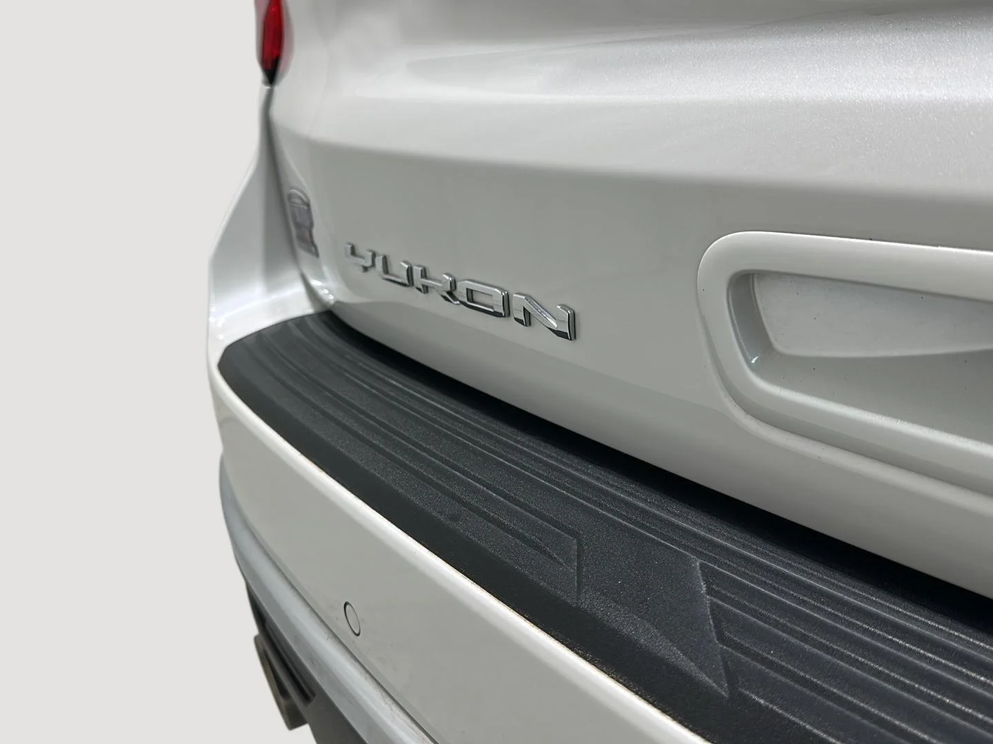 Used 2023 WHITE FROST TRICOAT GMC Denali image 30