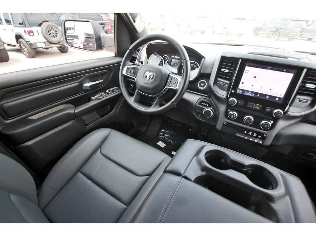 New 2026 Diamond Black Crystal Pearl-Coat Exterior Paint RAM Tradesman image 10