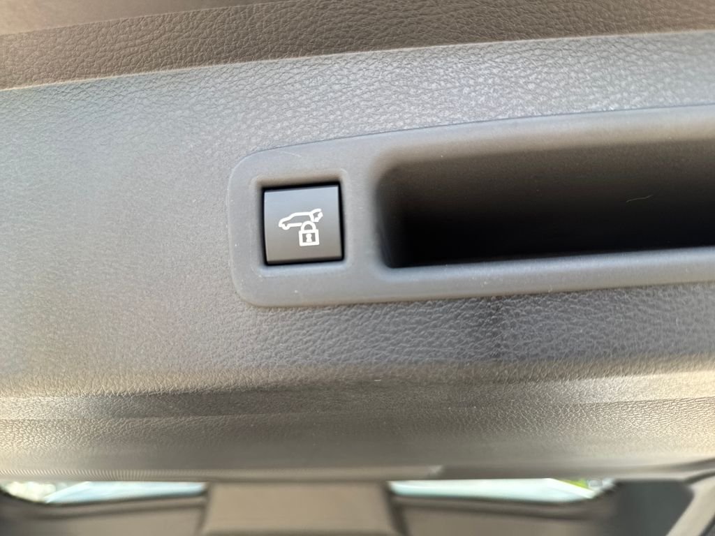 New 2026 Wind Chill Pearl Toyota Platinum image 8