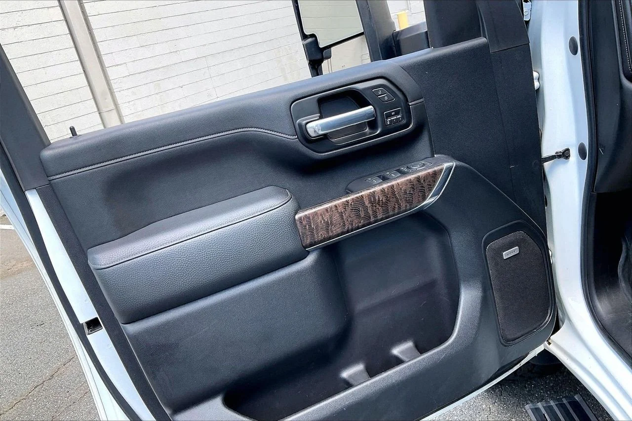 Used 2021 White GMC Denali image 28