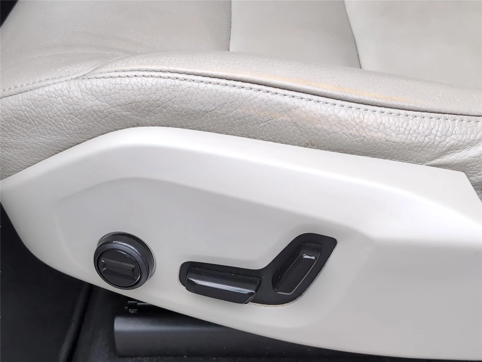 Used 2020 Crystal White Metallic Volvo Momentum image 15