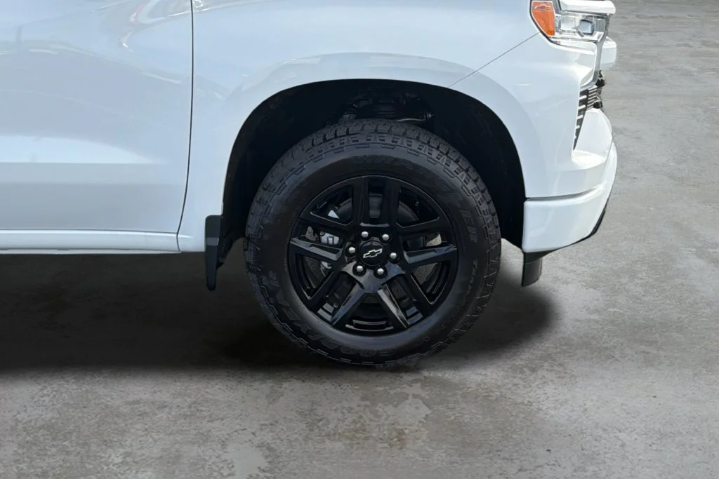 New 2026 Summit White Chevrolet RST image 34