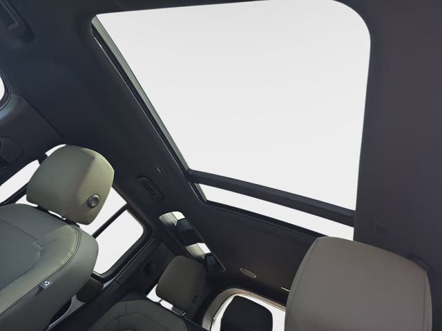Used 2026 White Land Rover X-Dynamic SE image 20