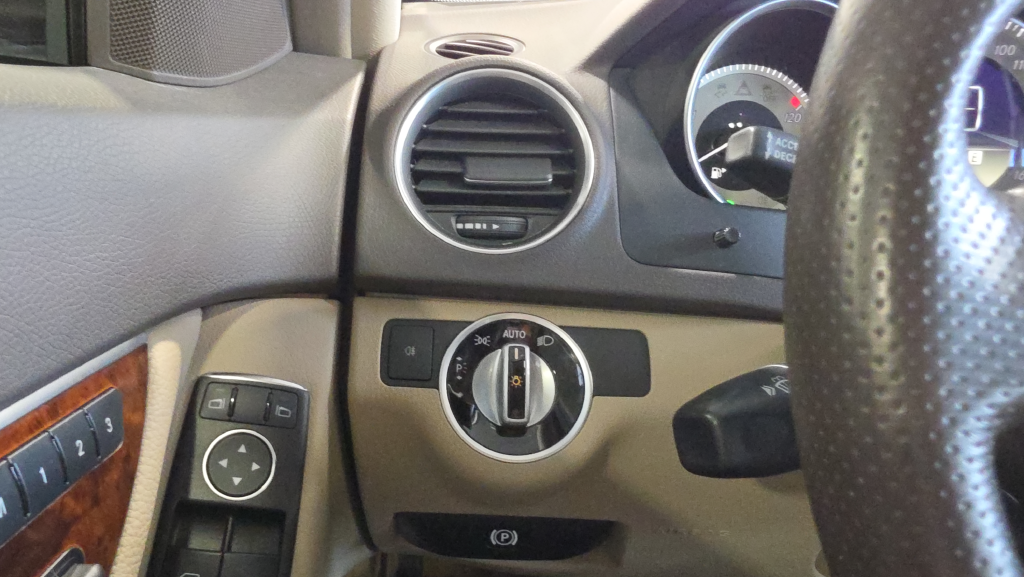 Used 2012  Mercedes-Benz C 300 image 24