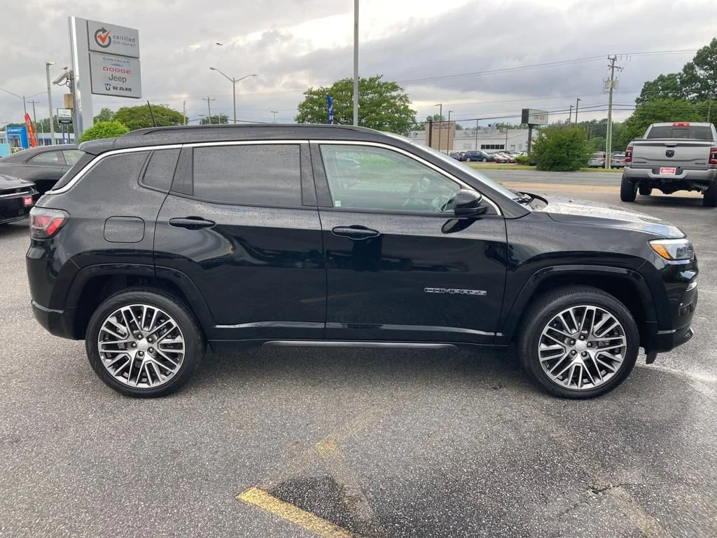 New 2024 Diamond Black Crystal Pearl-Coat Exterior Paint Jeep Limited image 7
