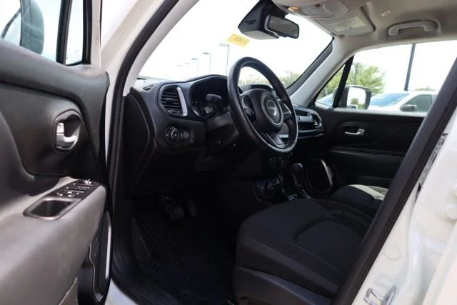 Used 2023 White Jeep Latitude image 16