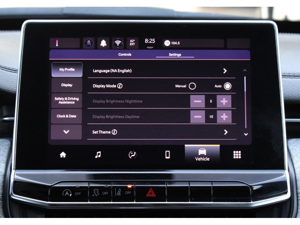 Used 2024 Diamond Black Crystal Pearlcoat Jeep Latitude image 8