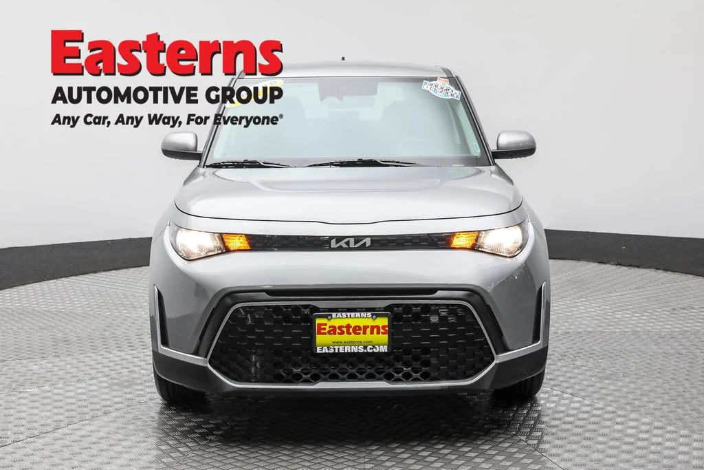 Used 2023  Kia LX image 2
