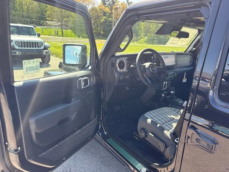 New 2026 Black Clear-Coat Exterior Paint Jeep 85th Anniversary Edition image 17