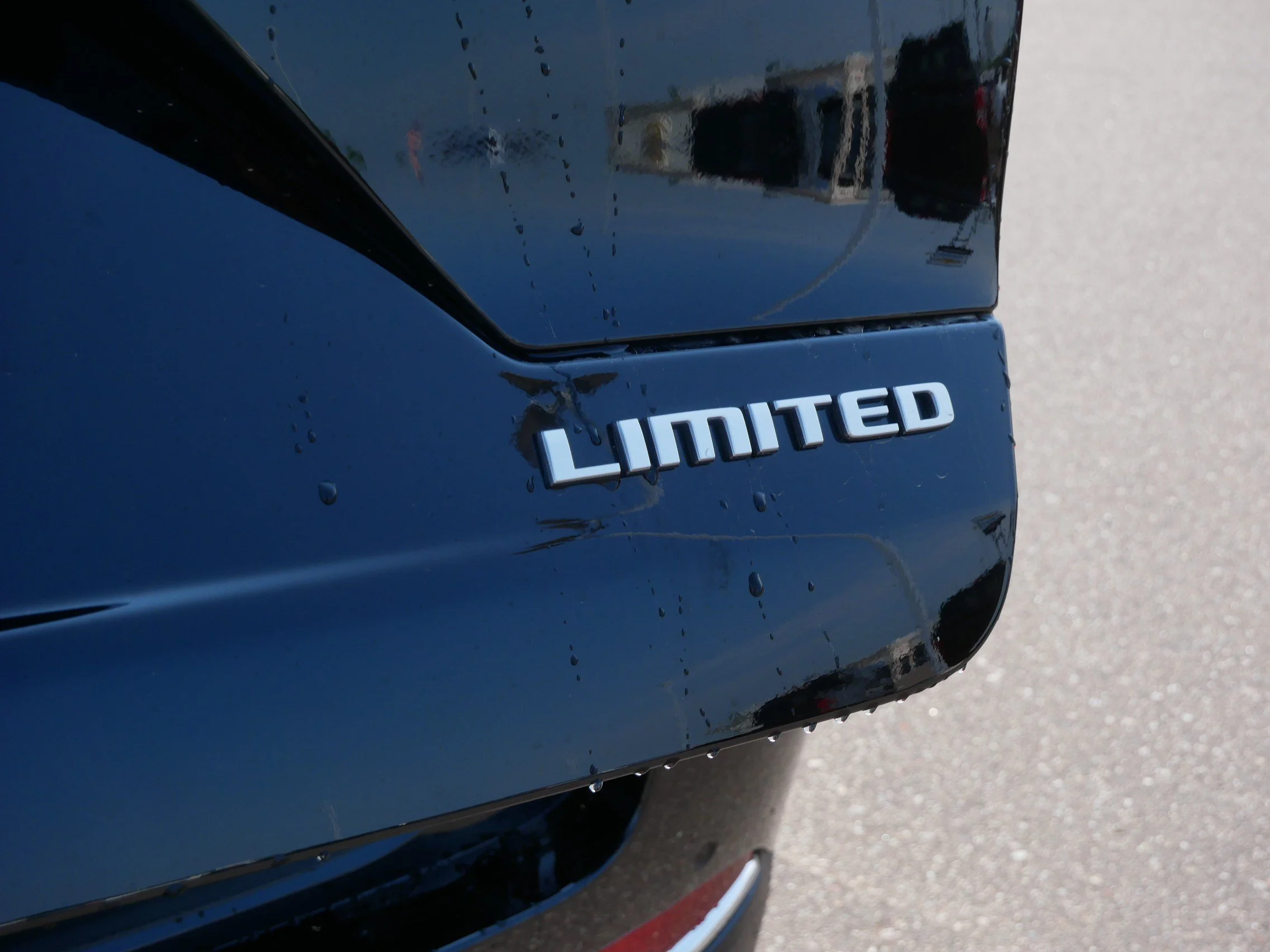 Used 2025 Diamond Black Crystal Pearlcoat Jeep Limited image 18