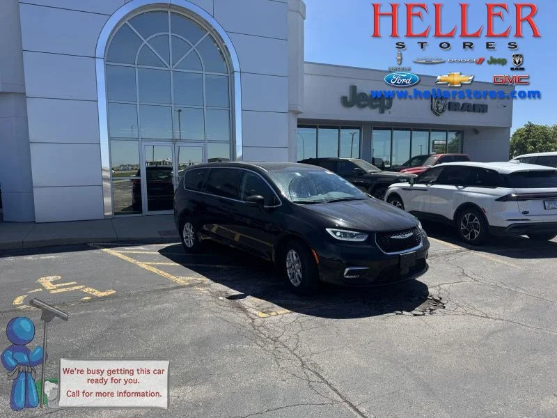 2024 Chrysler Pacifica Touring L's photo