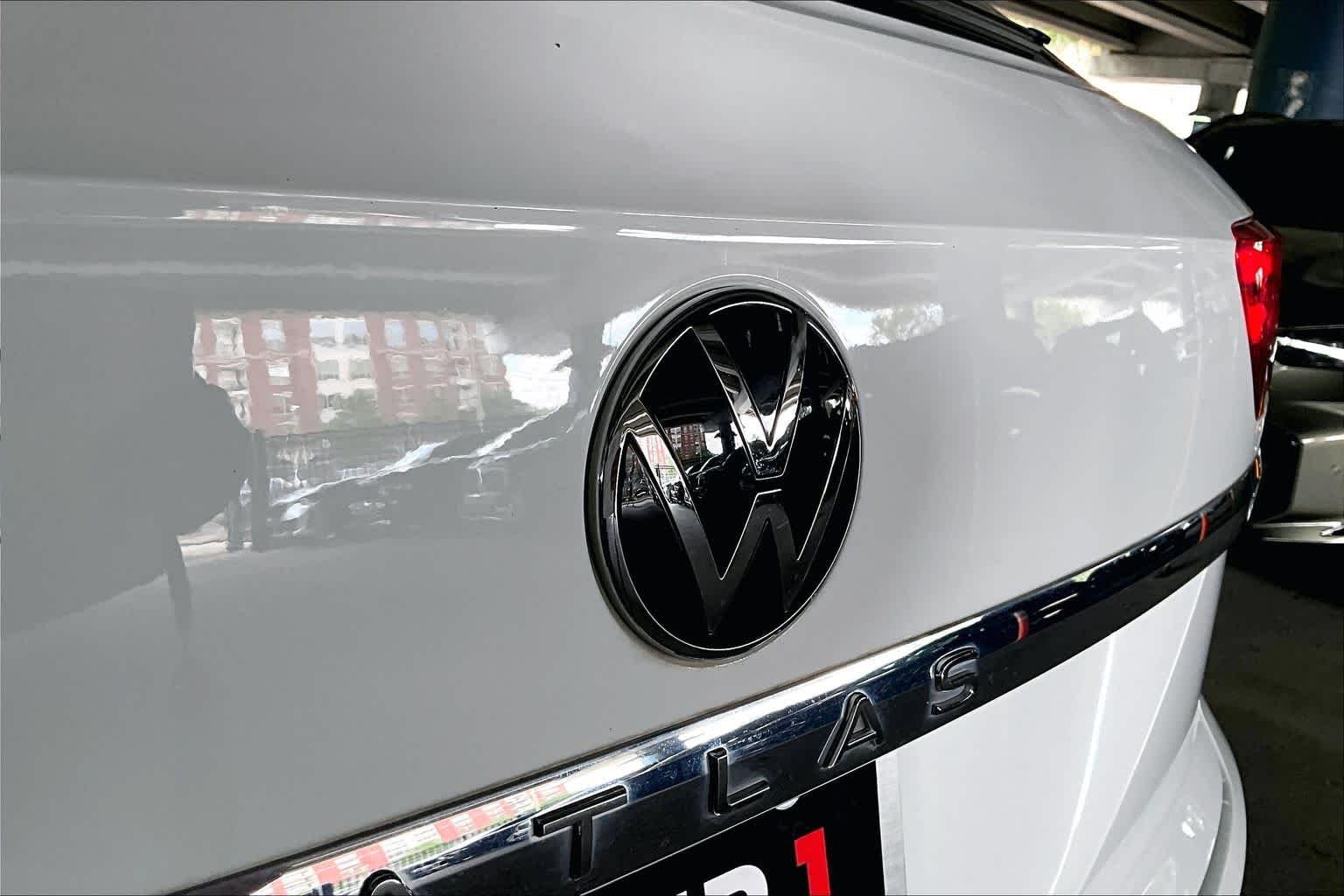 Used 2020 Pure White Volkswagen 3.6L V6 SE w/Technology image 30