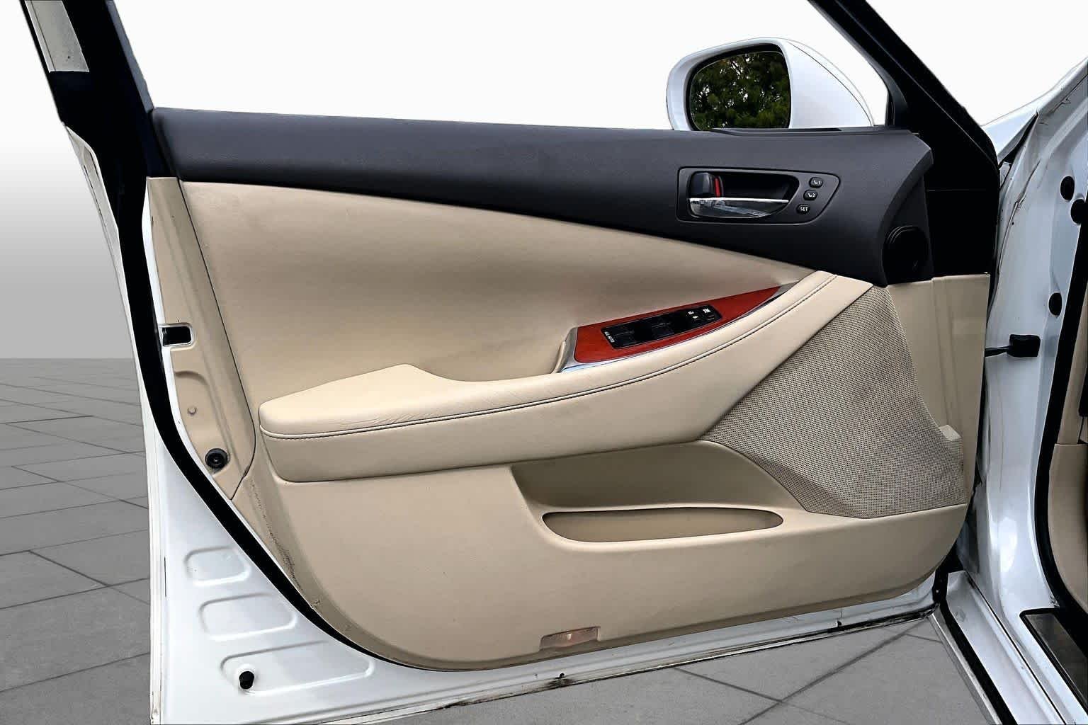 Used 2011 Starfire Pearl Lexus  image 18