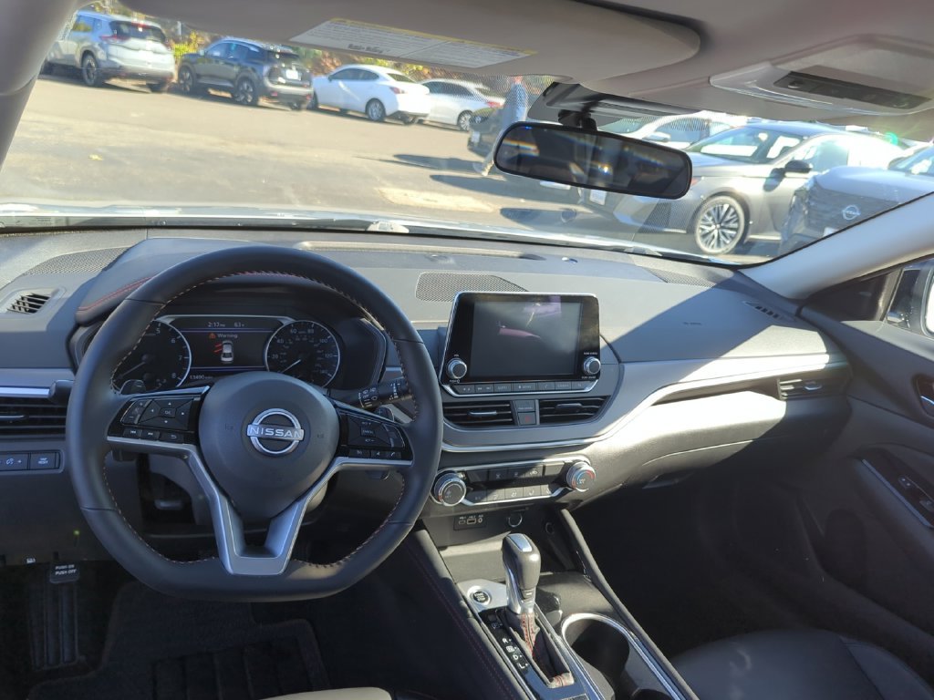 Used 2025 Silver Nissan 2.5 SR image 17
